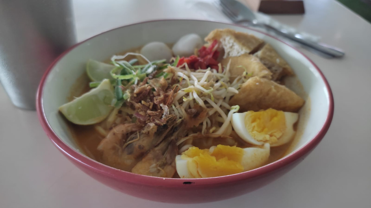 Menu laksa Singapura di Locafore, tempat nongkrong kekinian di Lamongan, Jawa Timur.