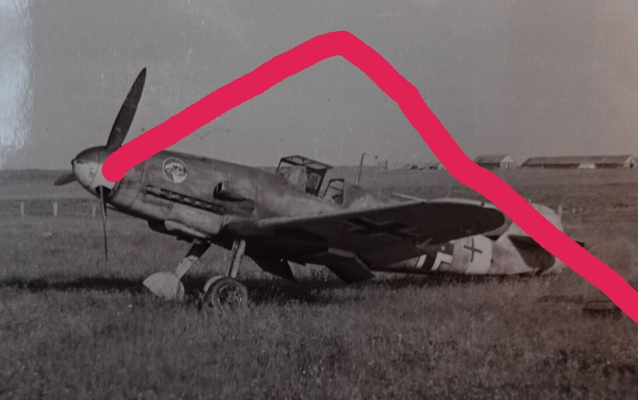 original Foto ME 109 mit Staffelwappen JG 51 Mölders (1)