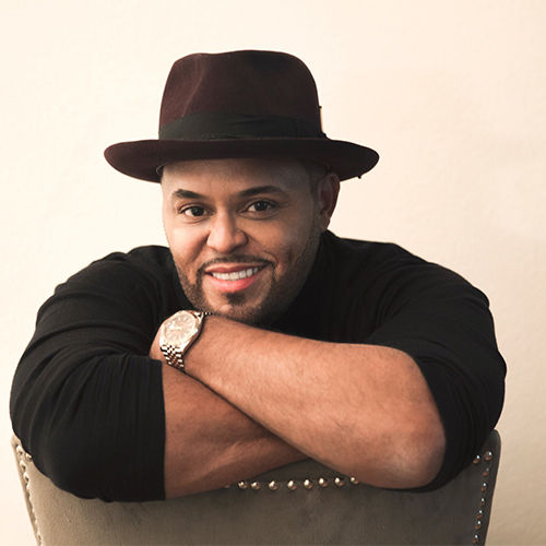 Photo de Israel Houghton avec un hauteur de 165 cm et à l’age de 53 en 2024