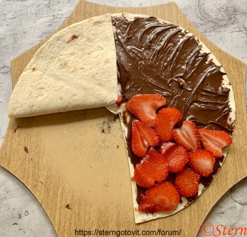 Тортилья с бананом и клубникой