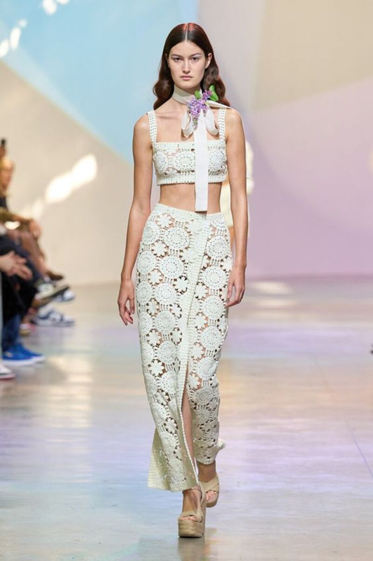 Crochet, per la primavera 2023 torna la moda dell'uncinetto Crochet, per la primavera 2023 torna la moda dell'uncinetto