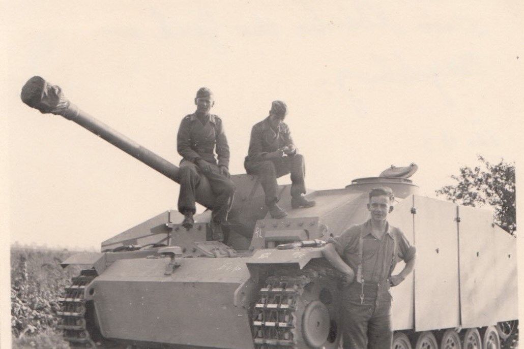 Foto 2.WK - Sturmgeschütz-Abt. 261 - Stug mit La