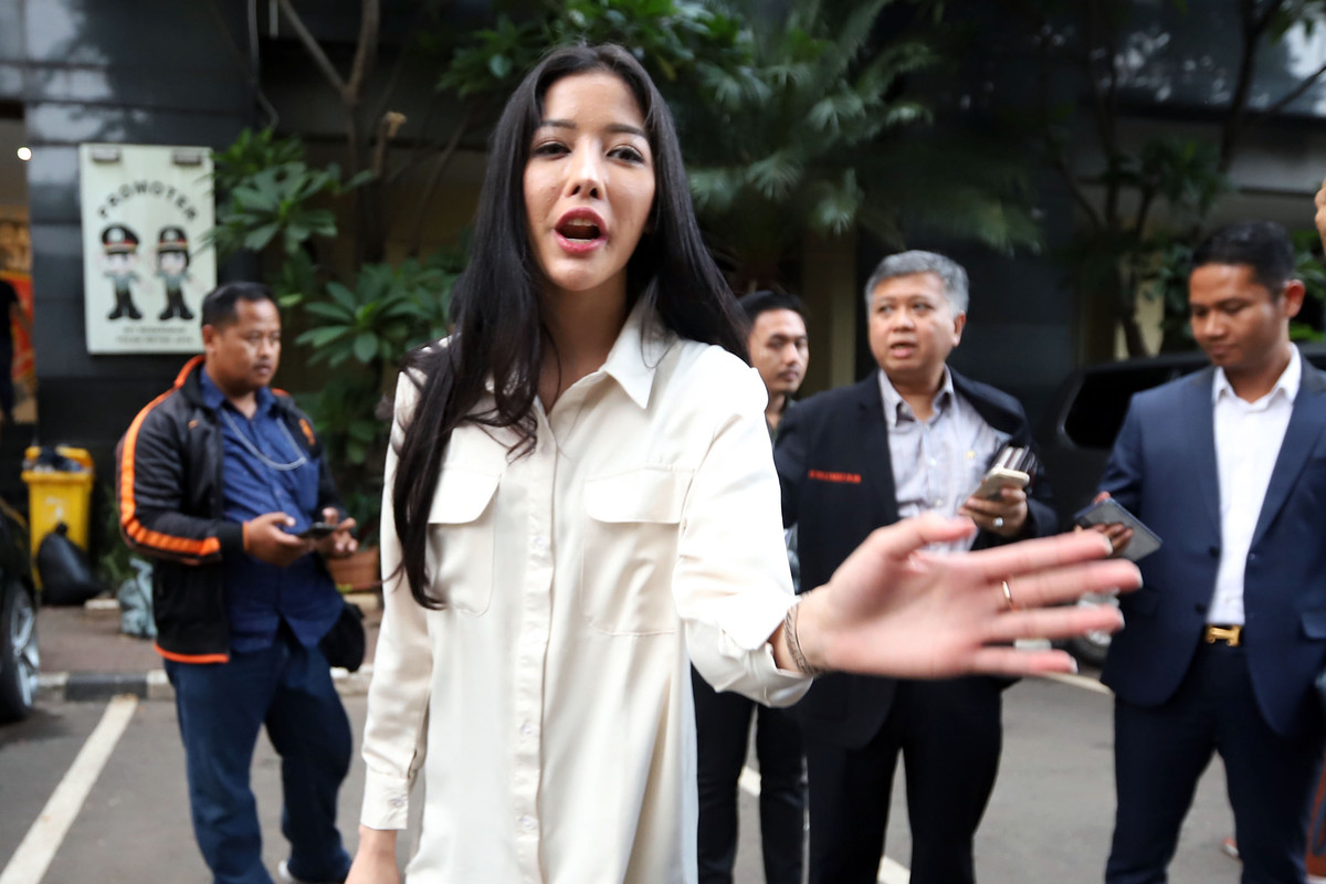 Siwi Widi Purwanti alias Siwi Sidi saat keluar gedung usai menjalani pemeriksaan di Polda Metro Jaya, Jakarta Selatan, Senin (20/1/2020). Siwi diperiksa terkait laporannya terhadap akun Twitter @digeeembok, yang menudingnya sebagai simpanan atau gundik mantan Dirut Garuda Indonesia I Gusti Ngurah Askhara Danadiputra alias Ari Askhara.