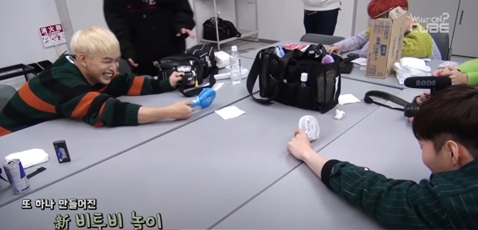 Handheld fan game 
