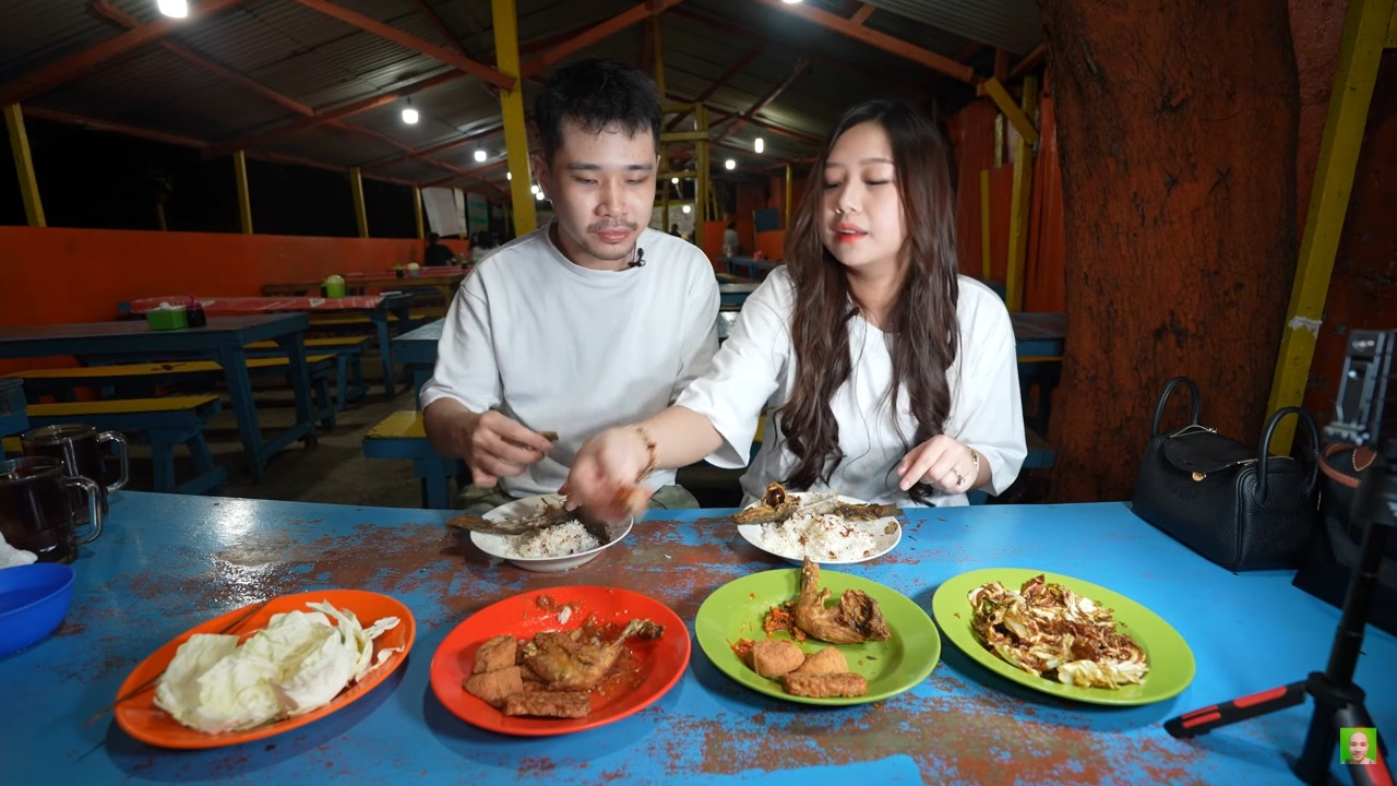 Momen Jess No Limit mengajak Sisca Kohl untuk pertama kalinya makan pecel lele di warungnya langsung.