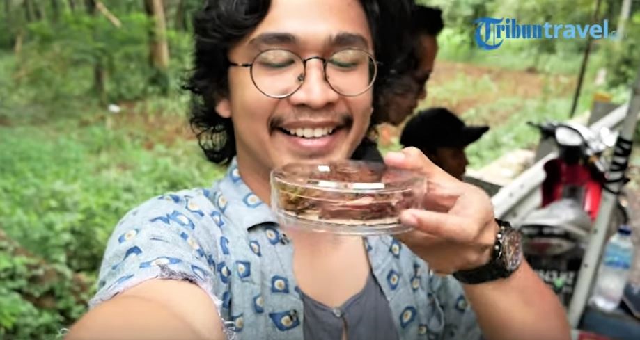TribunTravel mencicipi belalang goreng