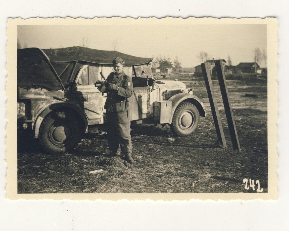 Foto Wehrmacht Kübelwagen SCHNEETARNUNG - Soldat