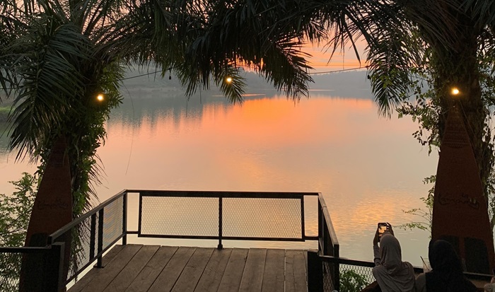 Potret Senja Wisata Rumah Kayu di Dusun Lugusari, Kecamatan Pagelaran, Kabupaten Pringsewu, Lampung.

