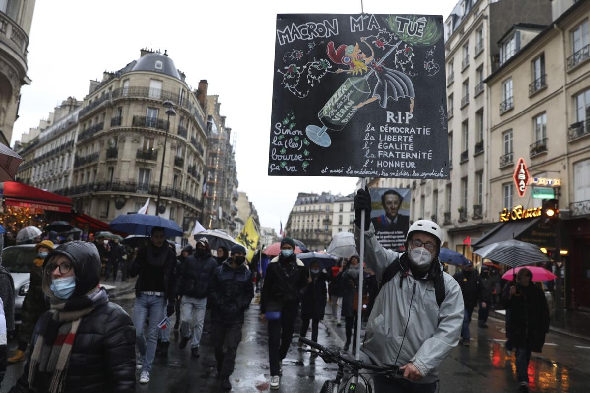 En Francia manifestantes antivacunas le dicen a Macron: 'Te vamos a enojar'