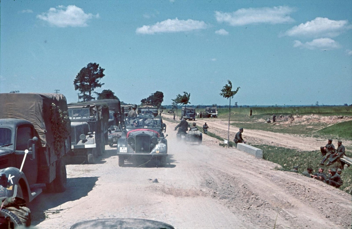В районе Дубно-Луцк-Броды на пути в Ровно, Украина, 1941 год.
