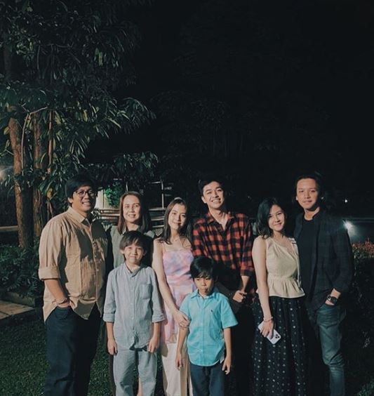 Zaki Pohan bersama keluarga Zara