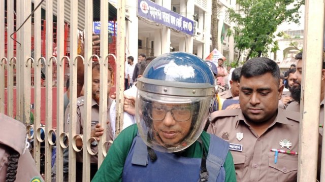 পলকের ঘাড়ে দুটি, কোমরে তিনটি হাড় সরে গেছে 