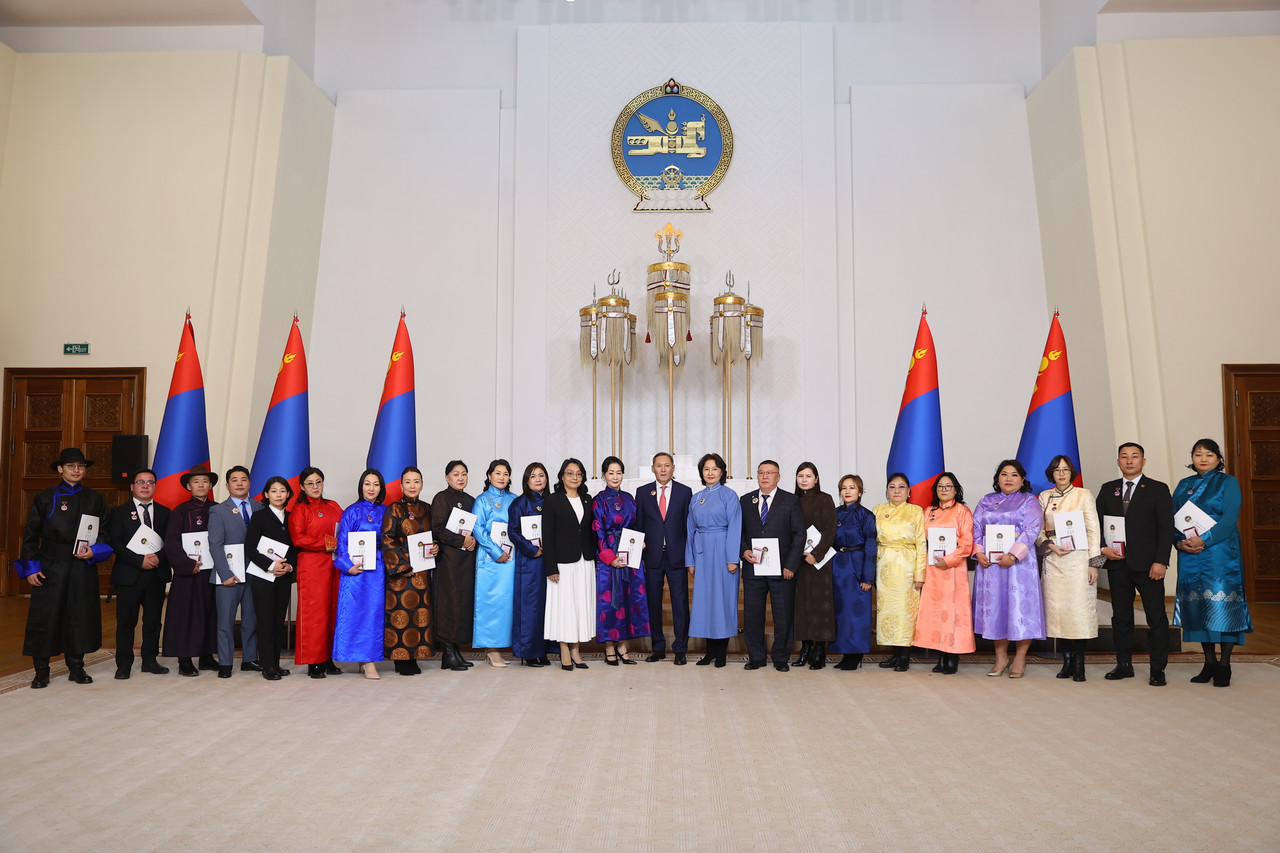 Монгол Улсын Ерөнхийлөгч Ухнаагийн Хүрэлсүх шүүгч, шүүхийн захиргааны ажилтнуудад төрийн одон, медаль гардууллаа