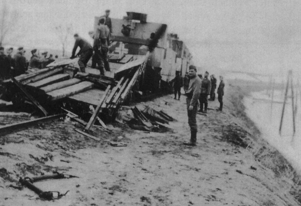 Train blinde - Page 14 Un-wagon-plat-de-Kampfzug-B-a-d-raill-par-des-partisans-sovi-tiques-au-printemps-1942-dans-une-zon