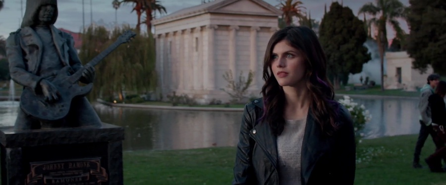 Burying the Ex 2014 BluRay [Hindi + English] 480p, 720p ESub Screenshot