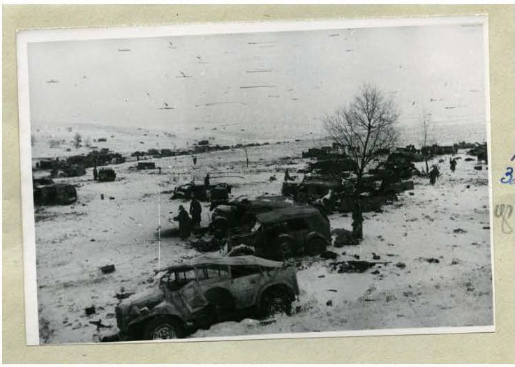 На поле боя после разгрома нем-фашистских войск,