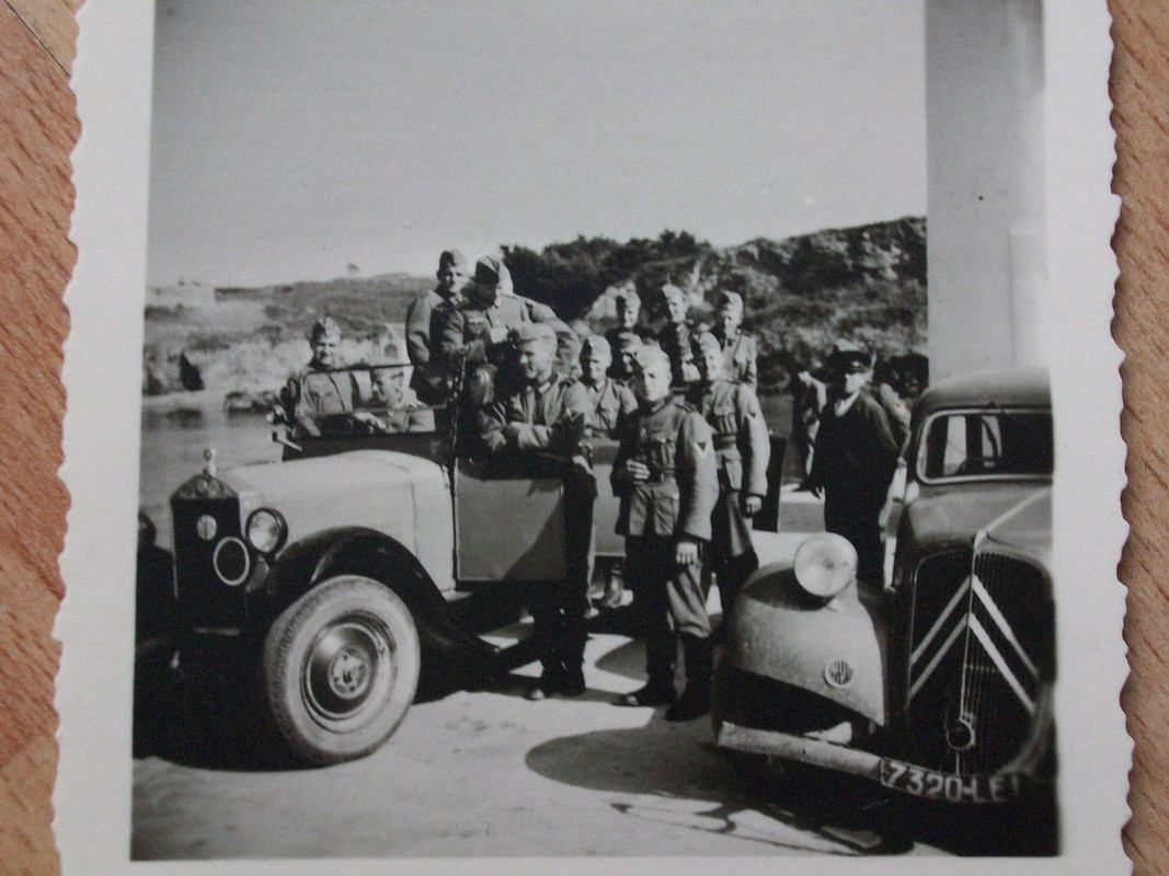 Soldaten des Heeres mit französischen Beute PKW 