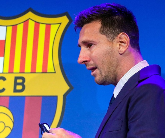 Lionel Messi menangis saat menghadiri konferensi pers perpisahannya dengan Barcelona.
