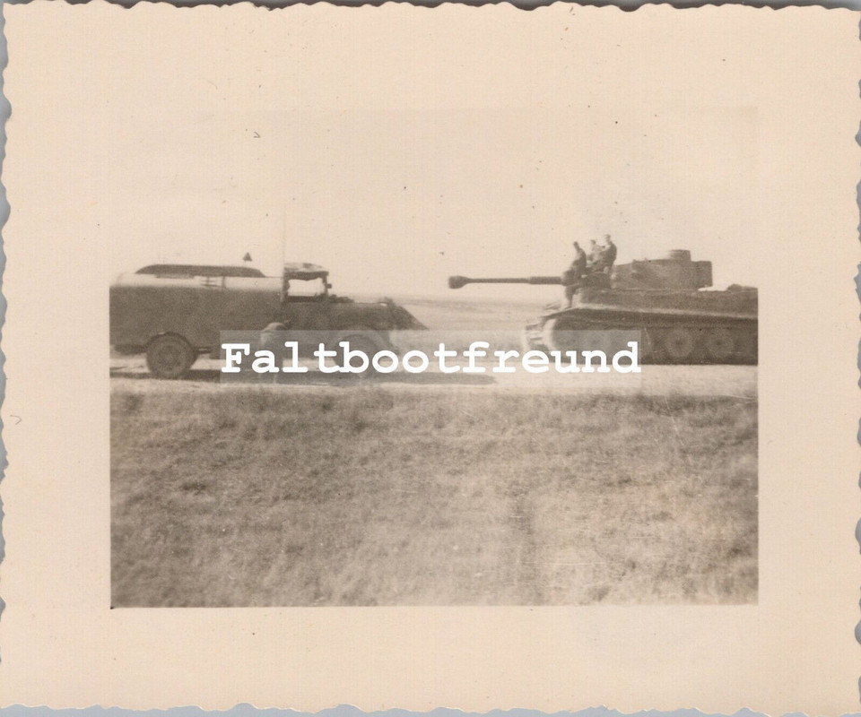Foto, Fallschirmjäger zu Fuß, Tigerpanzer und Tankwagen Rogatschew