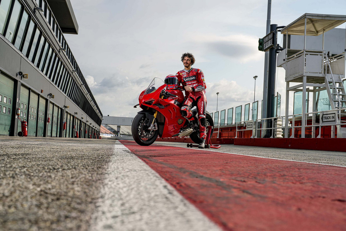 Фотографии Ducati Panigale V4 2022