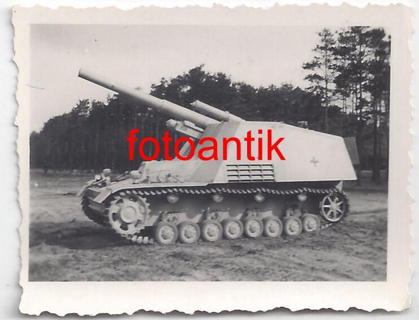 Foto 2 WK, Panzer, Panzerjäger Abtl. 525, Nashorn, Hornisse mit 