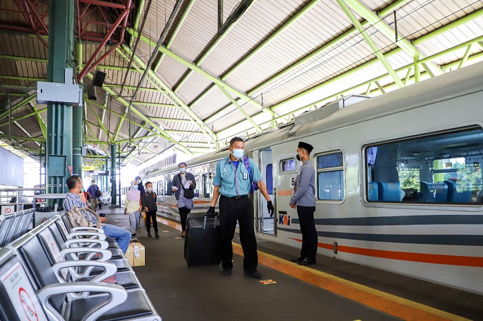 Status pekerjaan porter di stasiun adalah freelance atau pekerja lepas yang dikoordinasikan oleh seorang ketua. Namun, kehadiran porter dinilai sangat membantu.