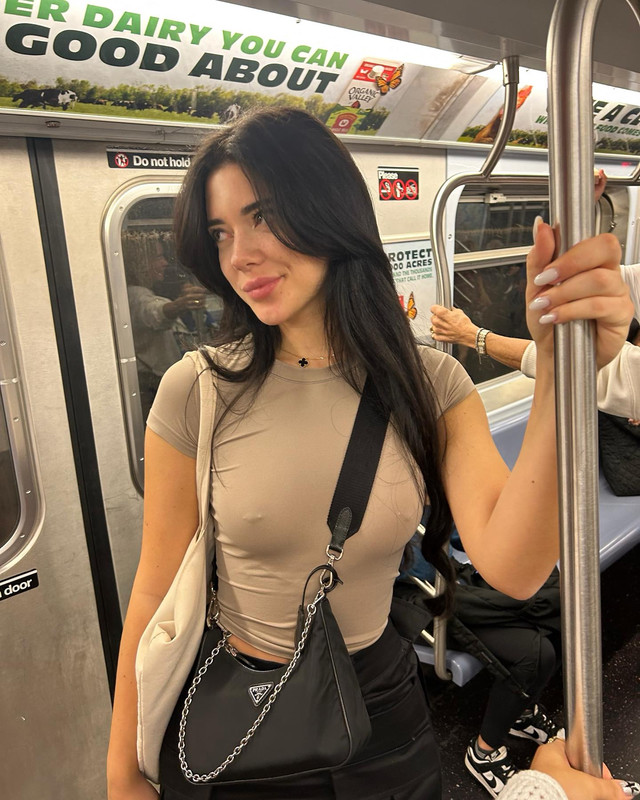 فانيسا رينهارت تتألق بأزياء مثيرة وجريئة Vanessa-rhd-1718889738972