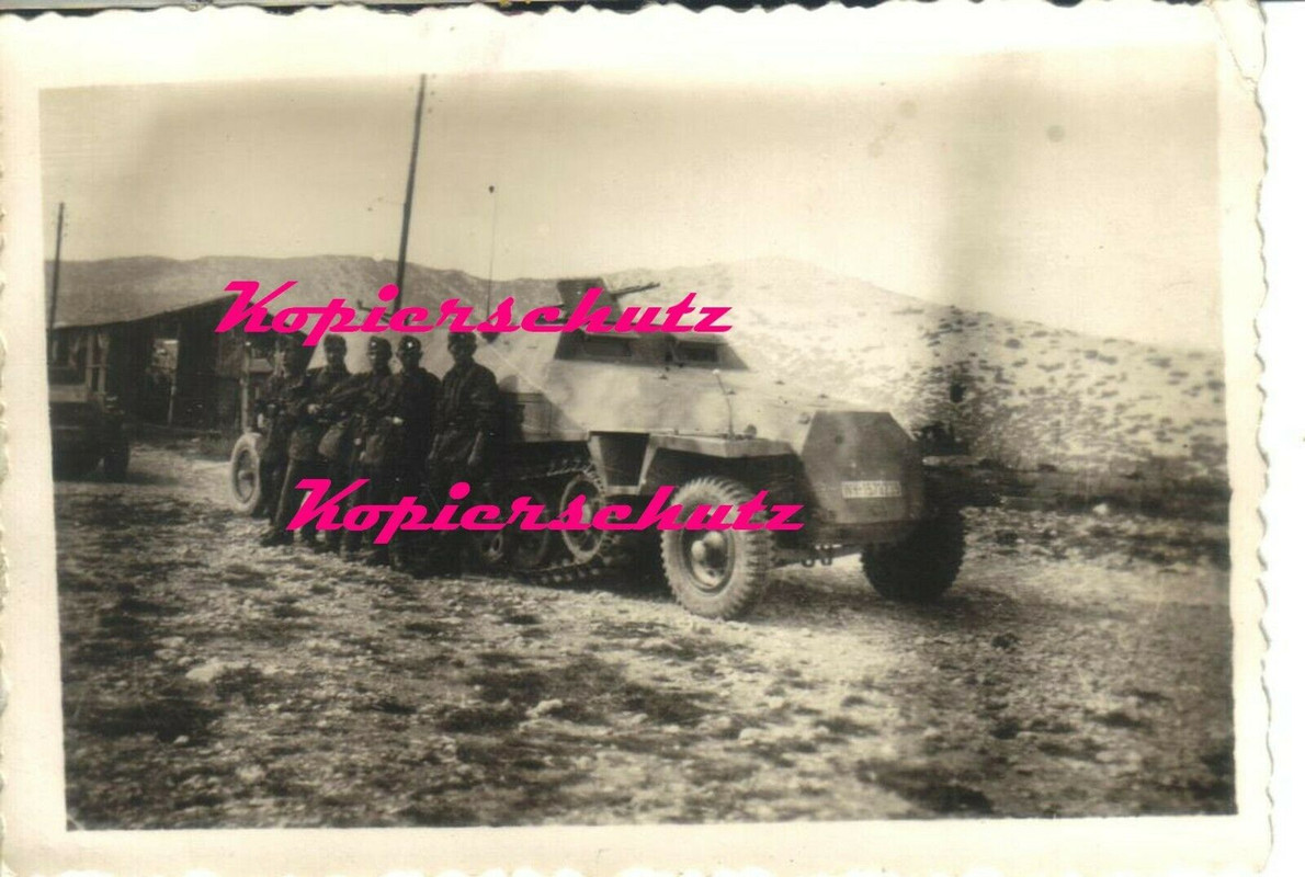 2. WK Foto deutscher Panzer Spähwagen Tarnuniform Palmenmuster Helmüberzug.