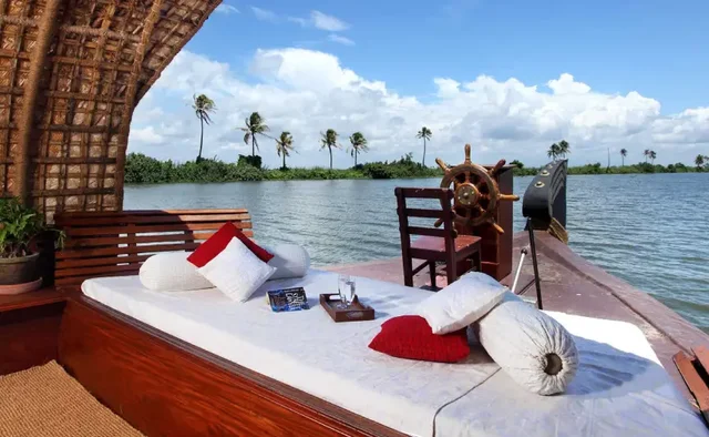 Munnar Houseboat Tour