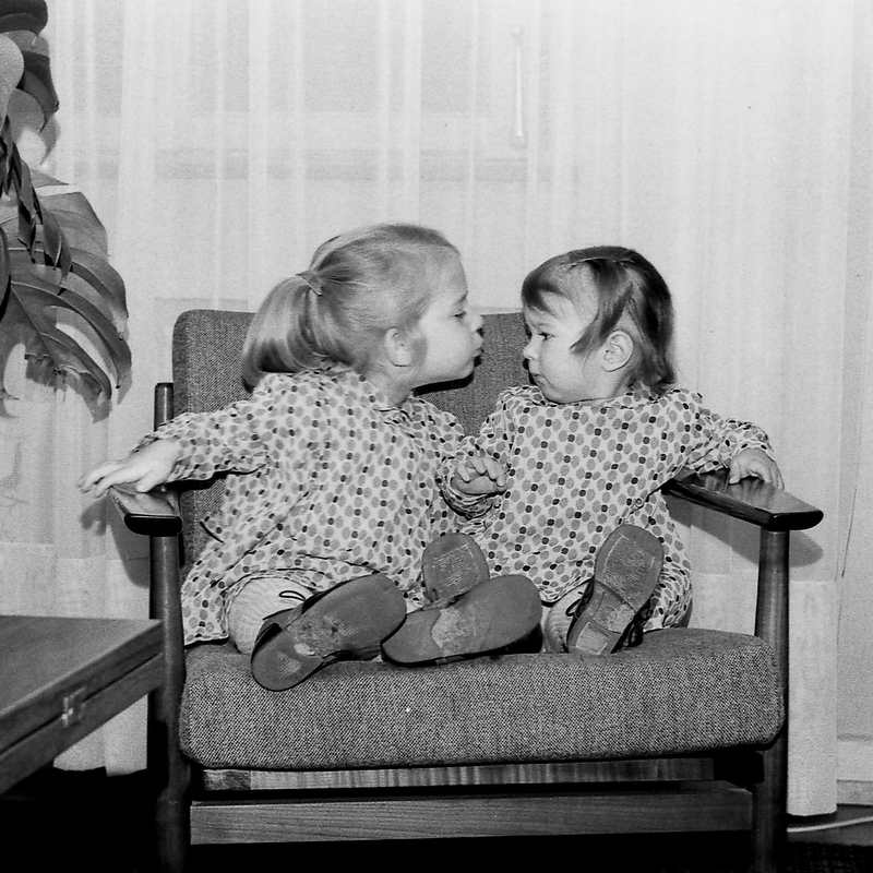 1971  Ma fille et ma nièce.   Voigtländer Vitoret Image-162-r