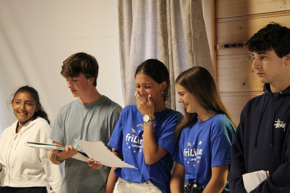 Presentazione: un bambino timido in un campo linguistico