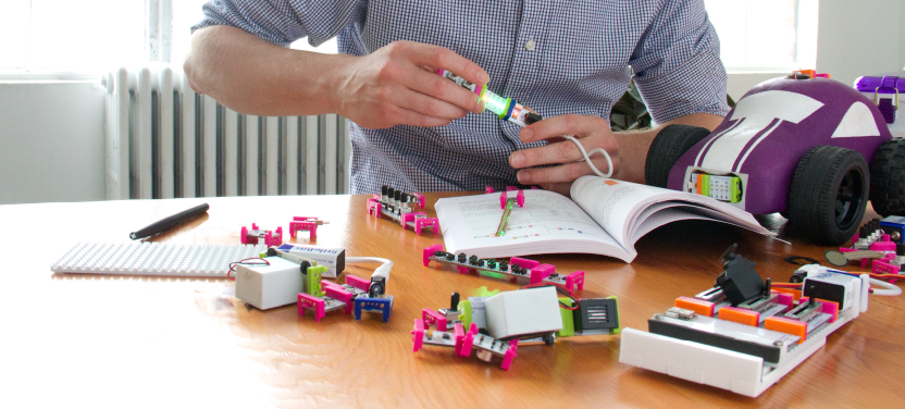 Moduly LittleBits propojené do obvodu
