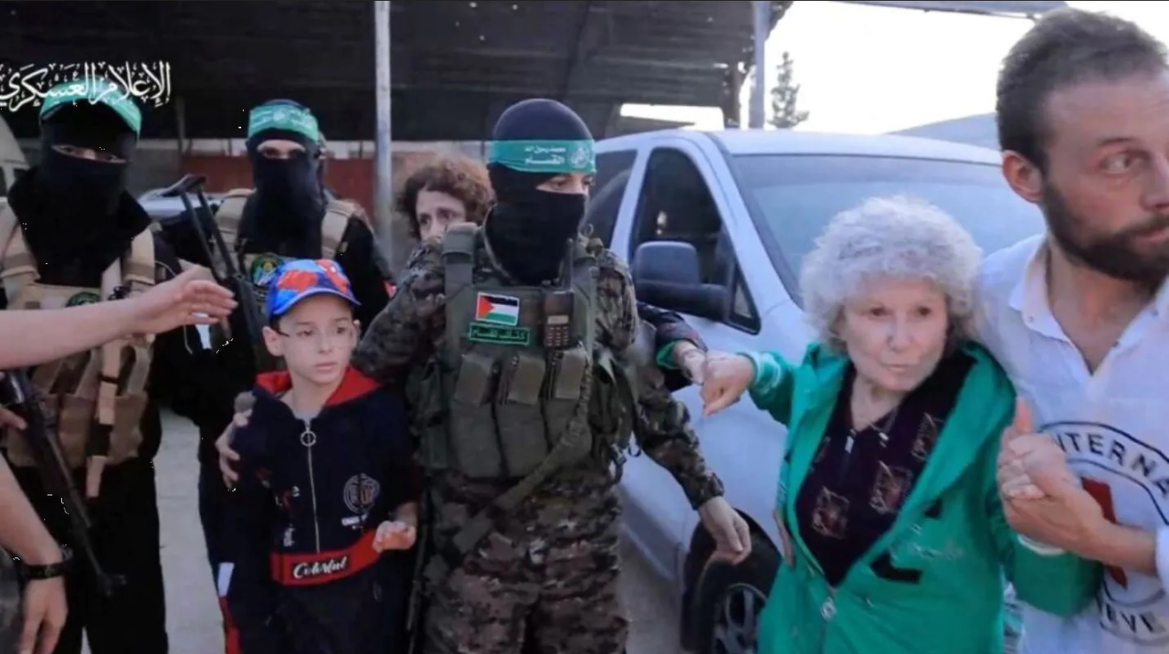 24 rehenes fueron liberados por parte de Hamás, reciben a 39 presos palestinos