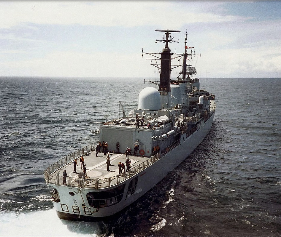 HMS Birmingham (D.86) маневрирует, чтобы подать буксир на судно снабжения