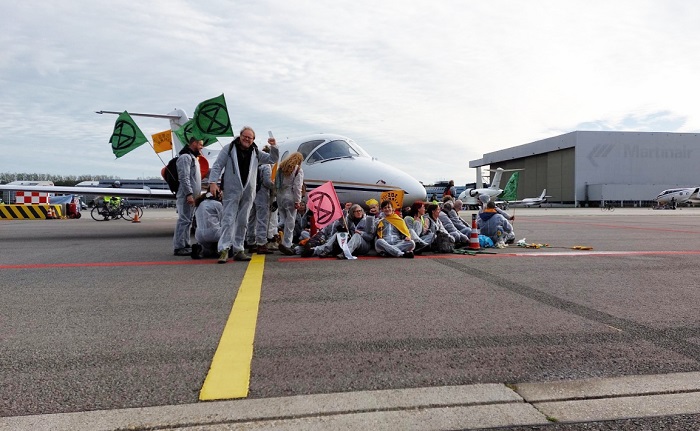 Ratusan aktivis iklim menyerbu landasan pacu di Bandara Schiphol Amsterdam (AMS), Belanda pada Sabtu (5/11/2022) sore.
