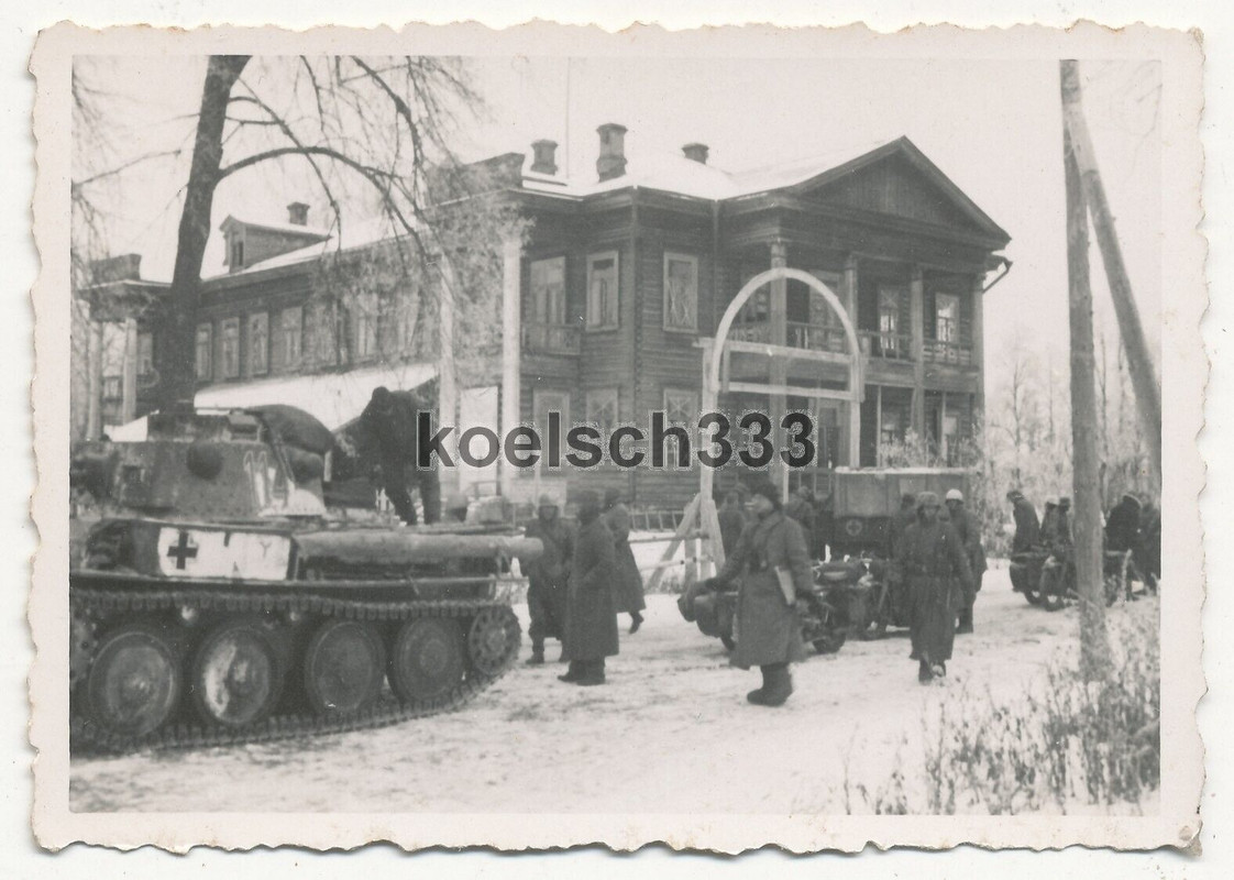 Foto Panzer 38(t) mit Kennung der 7. PD im Winter vor einem Lazarett in Russland