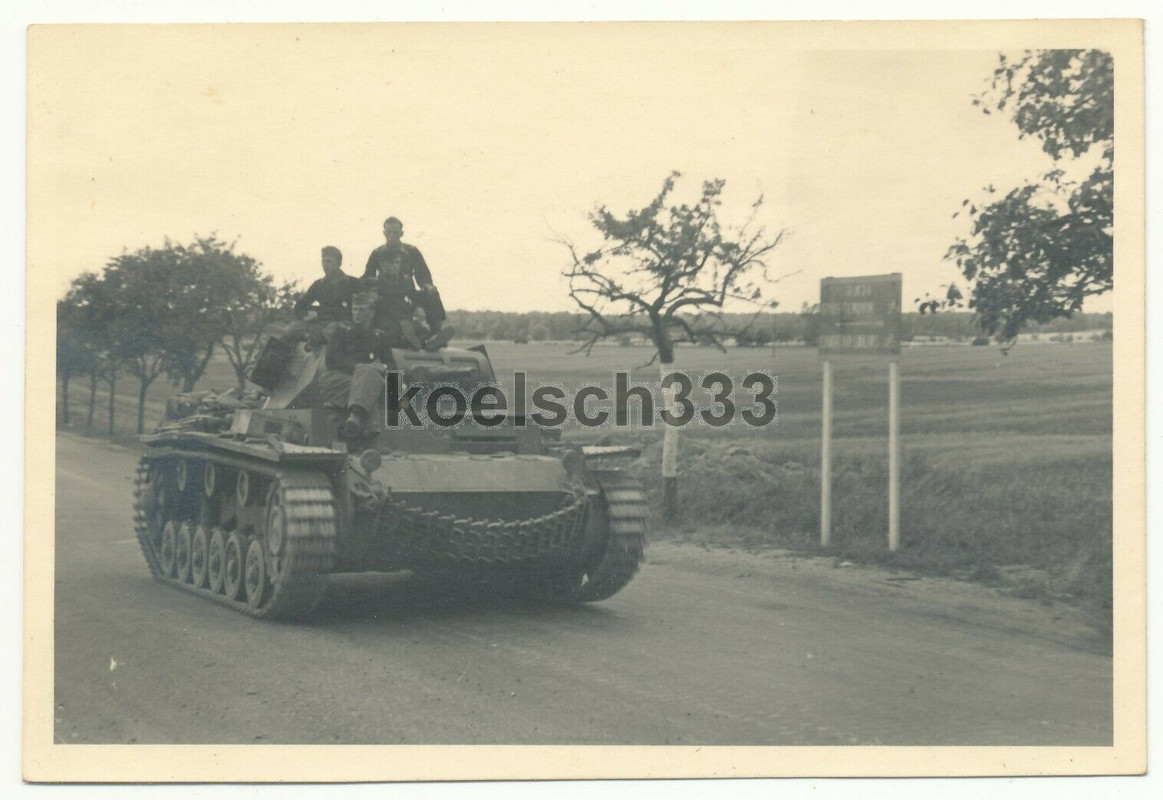 Foto Panzermänner auf Panzer III an einem Wegweiser in Frankreic