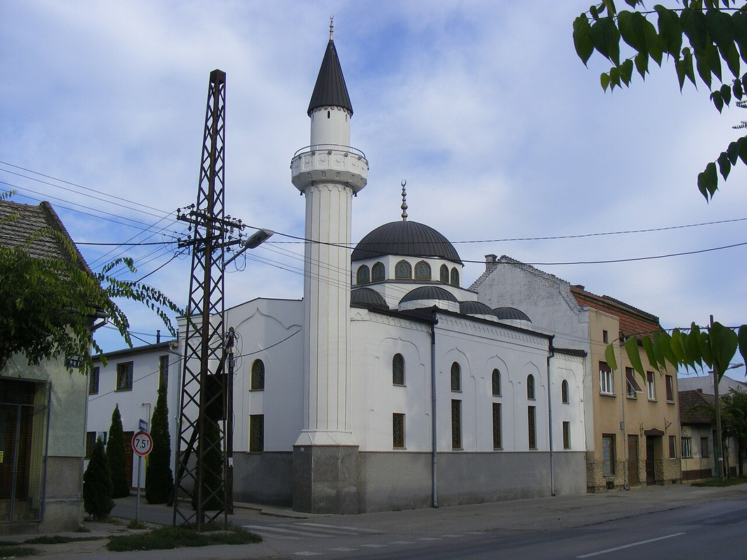 Mosque-Subotica-Serbia-from-the-outside.jpg