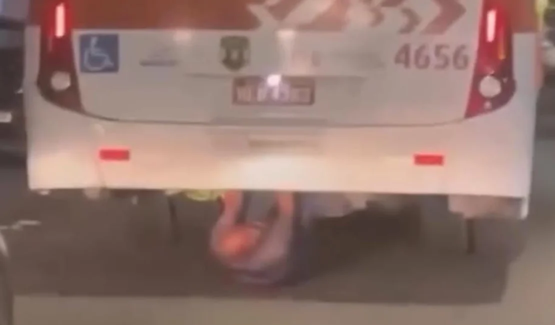 Homem é flagrado “pegando carona” na parte de baixo de ônibus em Maceió