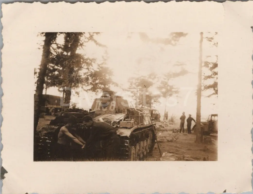 Foto a Nachl. Uffz H Gollner Panzer-Regt. 4, Panzer in der Pause Dnjepr D-83
