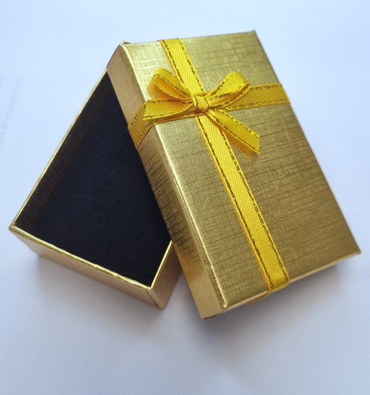 Caja de regalo dorada