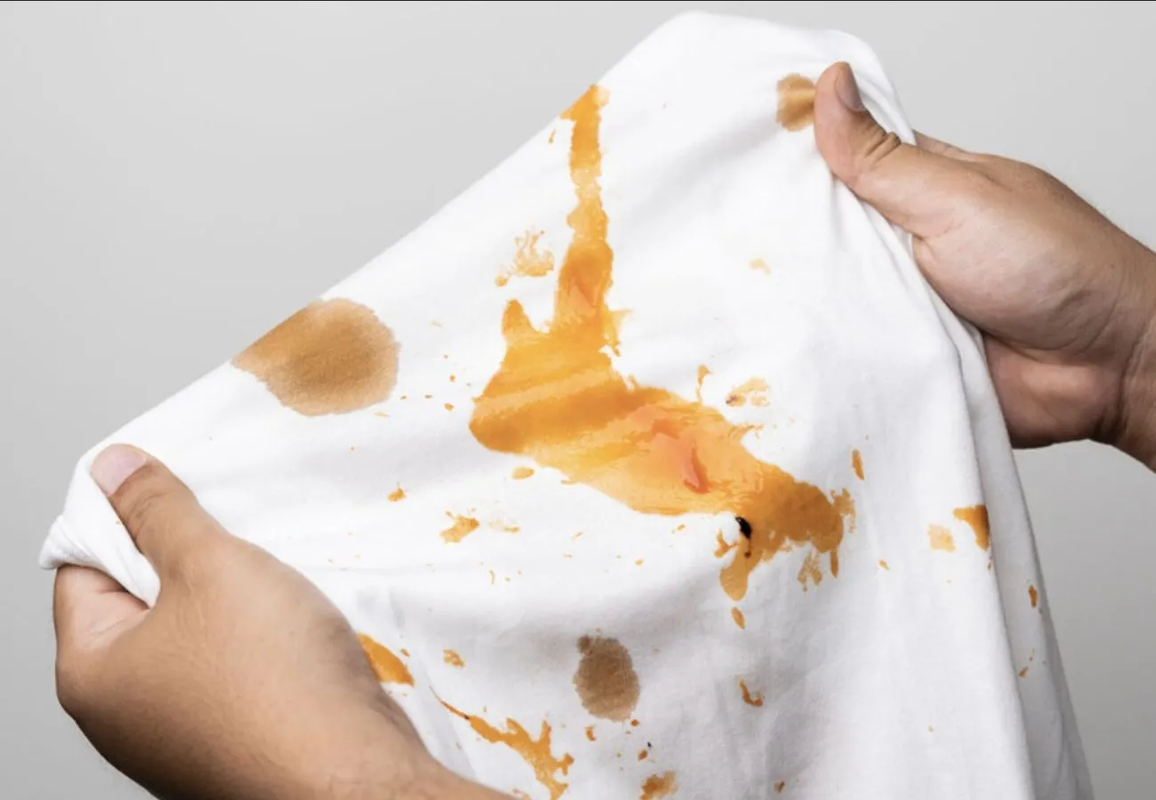 ¿Cómo quitar las manchas de adobo de la ropa? Aplica este truco de limpieza