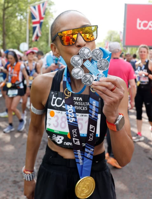 Adele Roberts sonriendo en ropa deportiva