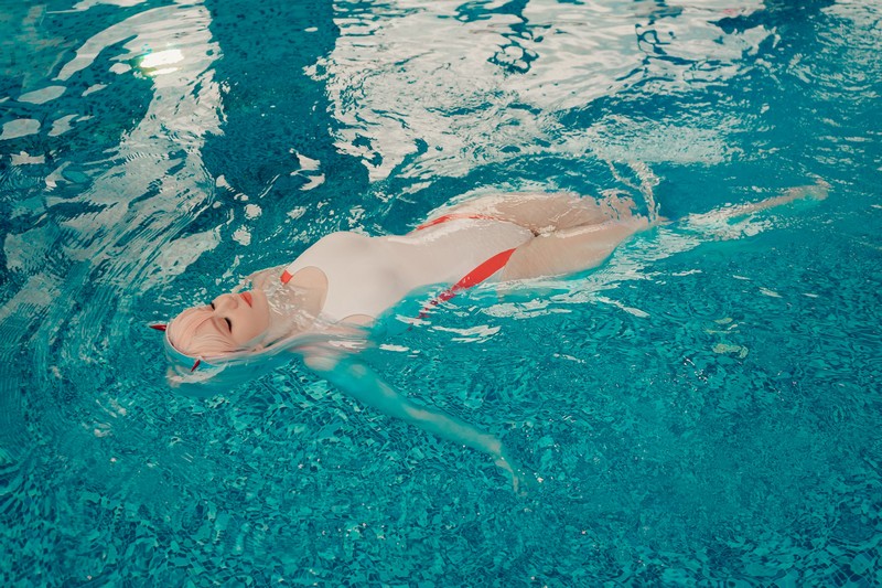 Alina Becker 02 Zero Two Cosplay Darling in the Franxx 泳池主题写真【47P-56.8M】插图8