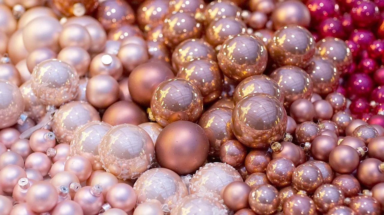 pink-christmas-balls-2995437-1280.webp