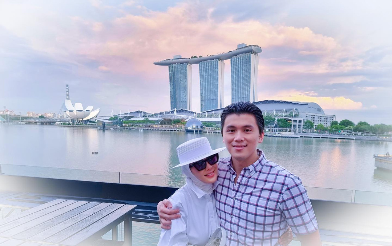 Syahrini dan Reino Barack di Singapura.