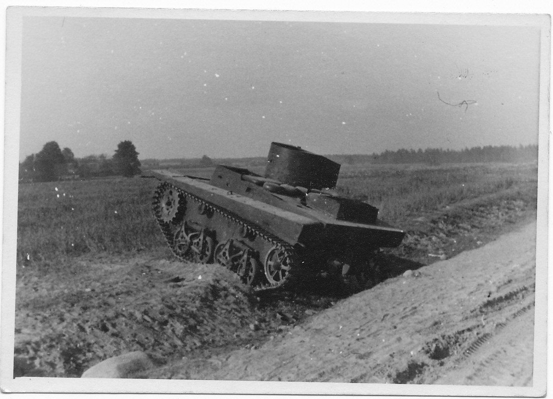 FOTO WK2 OSTFRONT RUSSLAND BEUTE ZERSTÖRTER RUSS