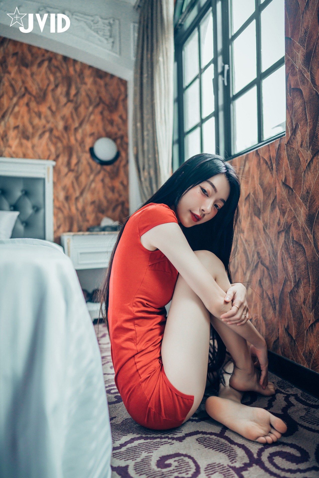 jvid 露出 色色旗袍写真，复古窗边的红衣纹身女孩插图5