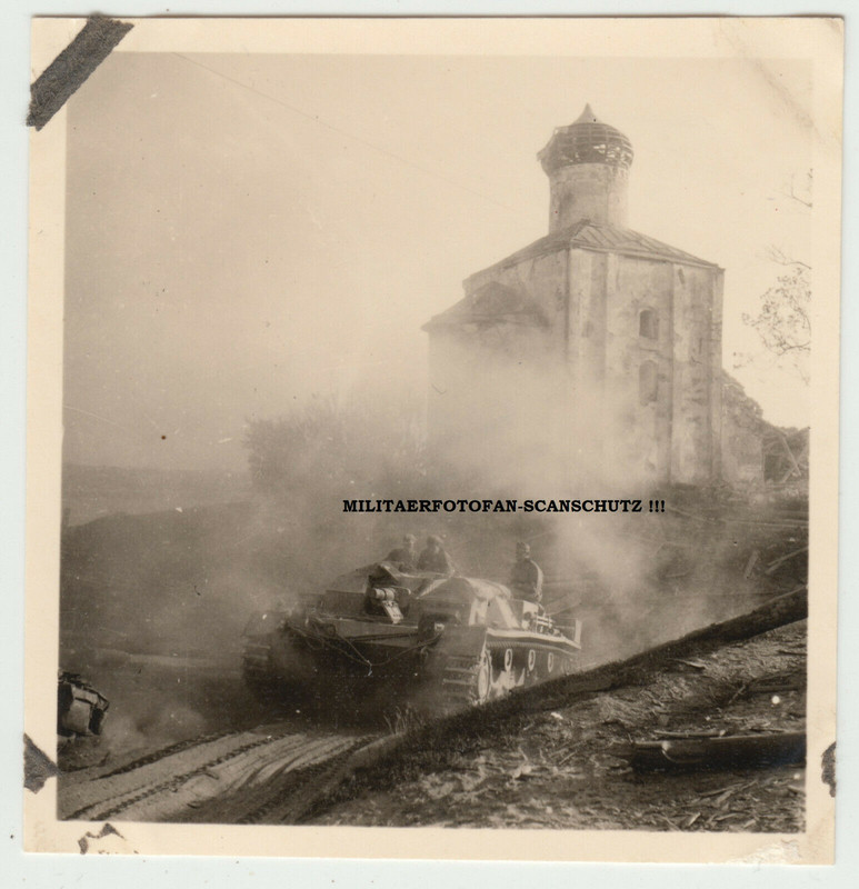 Foto Wehrmacht Sturmgeschütz III vor zerstörter orthodoxer Kirche Rußland