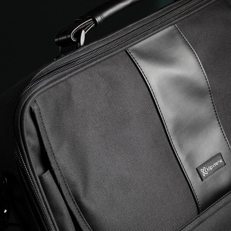 Una persona llevando el maletín Klip Xtreme Classic Lite, destacando su portabilidad.